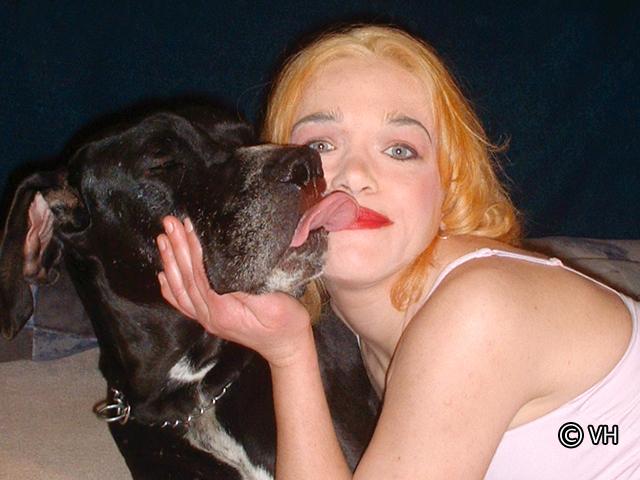 Zoo porno entre jeune rousse et grand chien noir